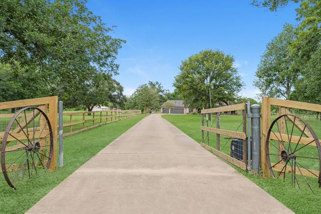 17126 County Road 39, Rosharon, TX 77583
