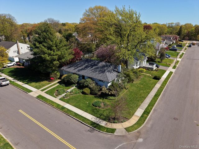 39 Deer Path Lane, Syosset, NY 11791