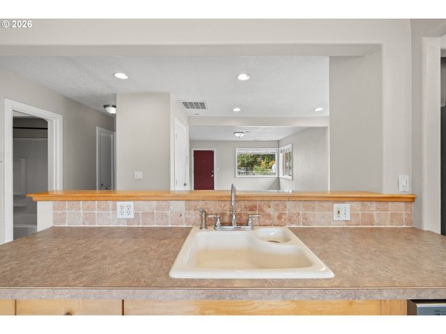6000 Se 128TH Ave, Portland, OR 97236