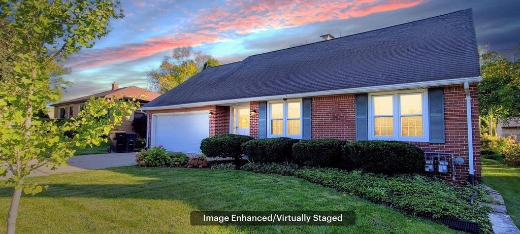 9715 W Wisconsin AVENUE, Wauwatosa, WI 53226