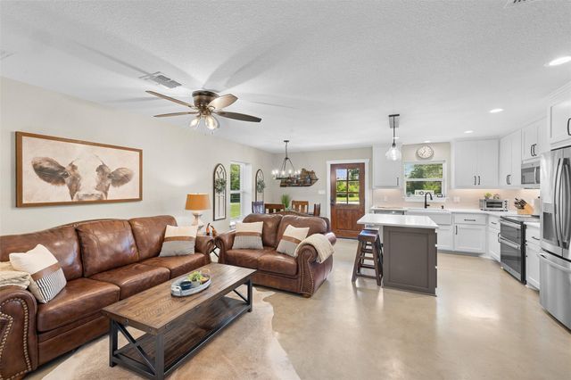 2215 Oakridge Road, Weimar, TX 78962