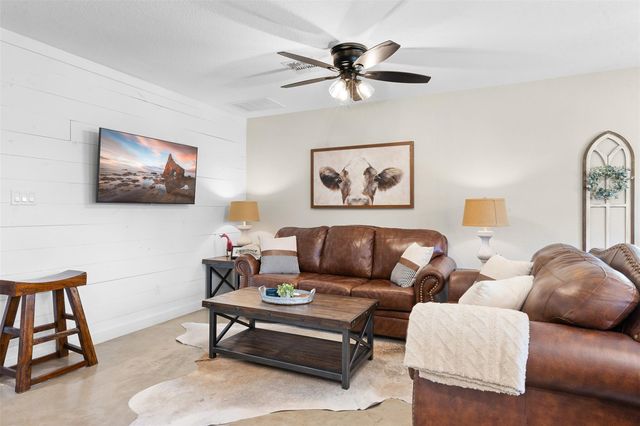 2215 Oakridge Road, Weimar, TX 78962