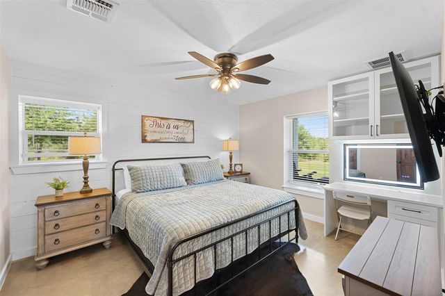 2215 Oakridge Road, Weimar, TX 78962