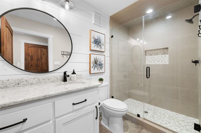2215 Oakridge Road, Weimar, TX 78962