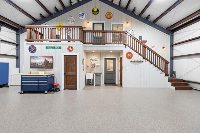 2215 Oakridge Road, Weimar, TX 78962