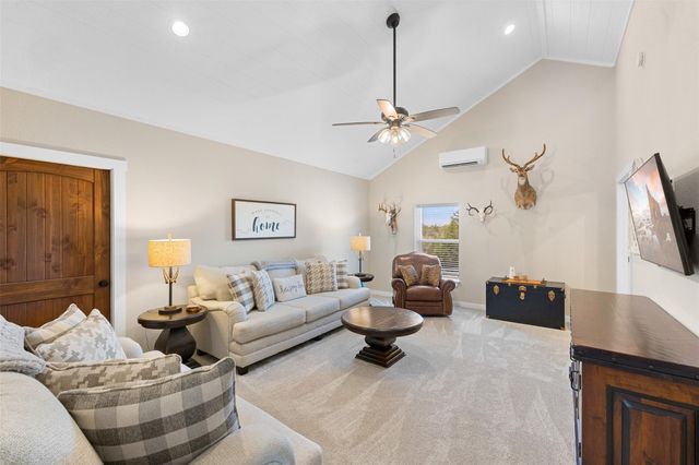 2215 Oakridge Road, Weimar, TX 78962