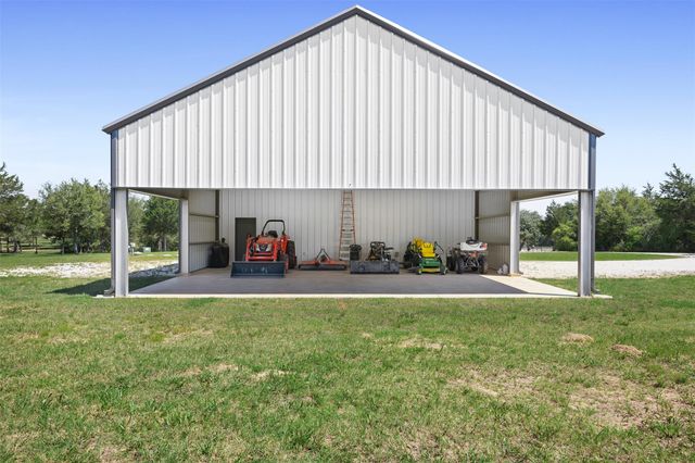 2215 Oakridge Road, Weimar, TX 78962