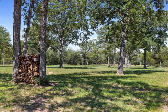2215 Oakridge Road, Weimar, TX 78962