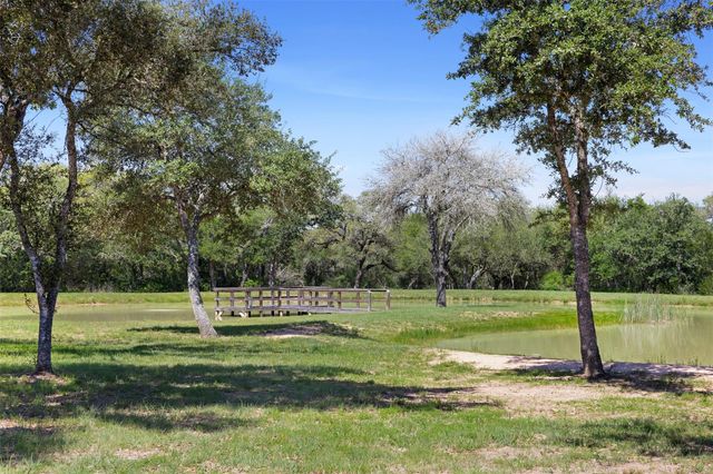 2215 Oakridge Road, Weimar, TX 78962