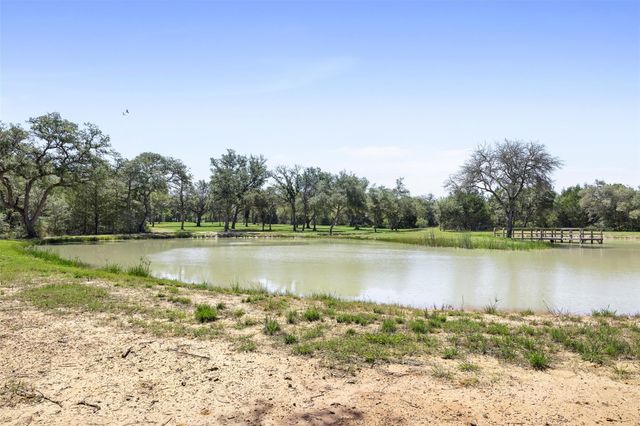2215 Oakridge Road, Weimar, TX 78962