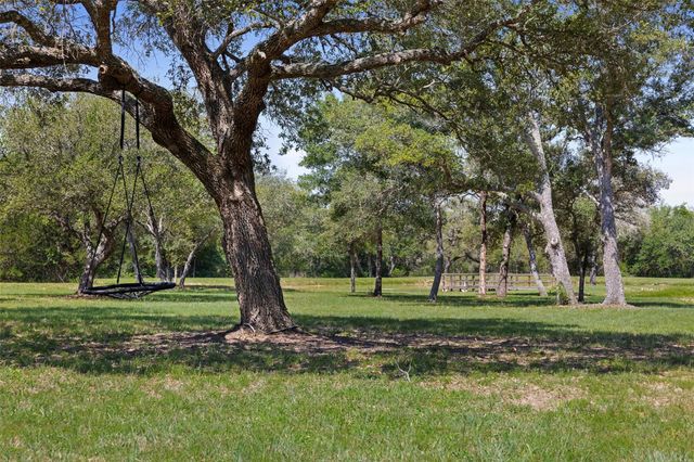 2215 Oakridge Road, Weimar, TX 78962