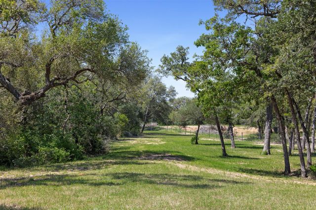 2215 Oakridge Road, Weimar, TX 78962