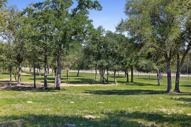 2215 Oakridge Road, Weimar, TX 78962