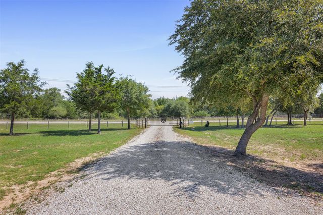 2215 Oakridge Road, Weimar, TX 78962