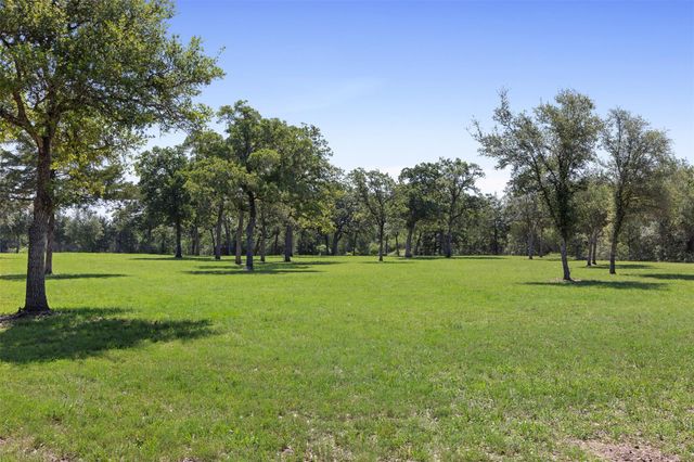 2215 Oakridge Road, Weimar, TX 78962
