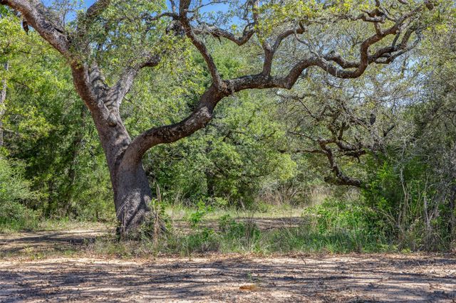 2215 Oakridge Road, Weimar, TX 78962