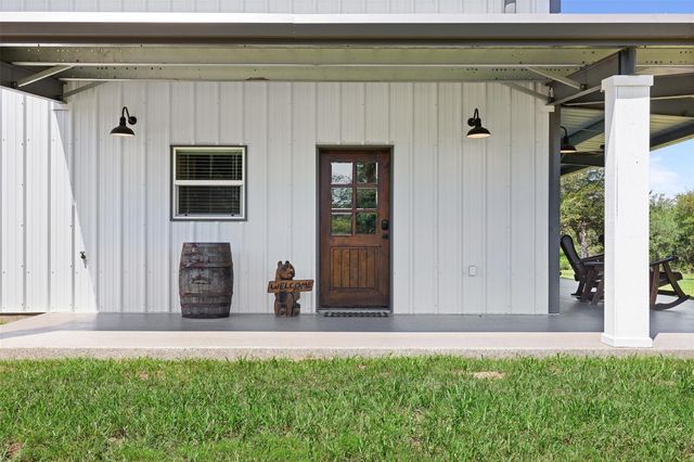 2215 Oakridge Road, Weimar, TX 78962