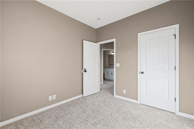 1402 SW 8th Terrace, Oak Grove, MO 64075