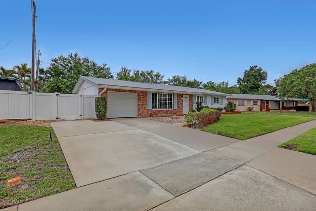 24 Pinetree Circle, Tequesta, FL 33469