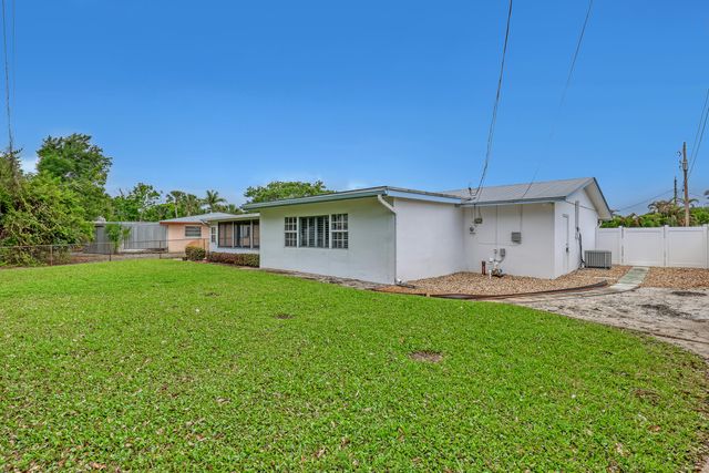 24 Pinetree Circle, Tequesta, FL 33469