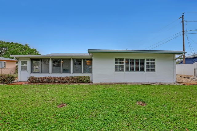 24 Pinetree Circle, Tequesta, FL 33469
