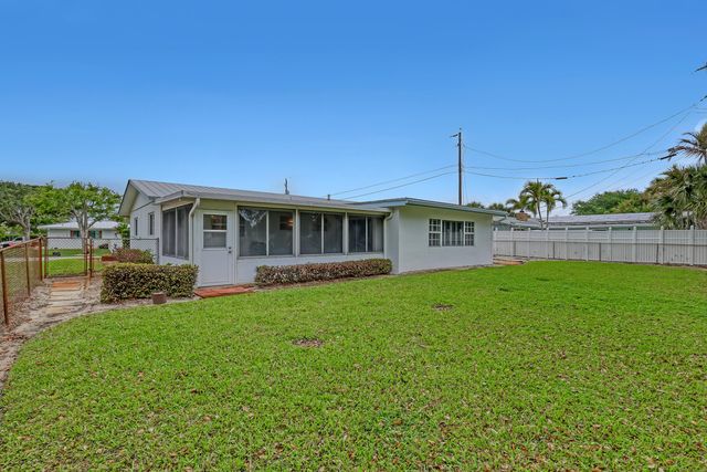 24 Pinetree Circle, Tequesta, FL 33469