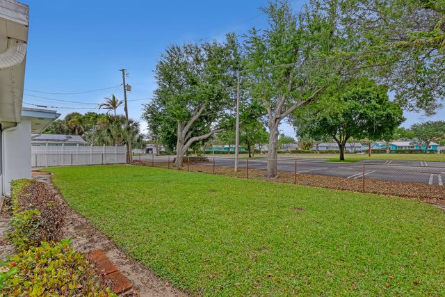 24 Pinetree Circle, Tequesta, FL 33469