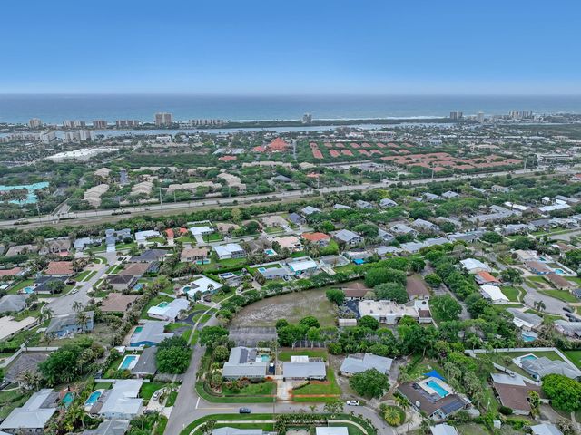 24 Pinetree Circle, Tequesta, FL 33469