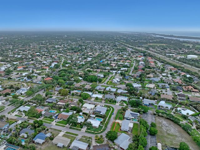 24 Pinetree Circle, Tequesta, FL 33469