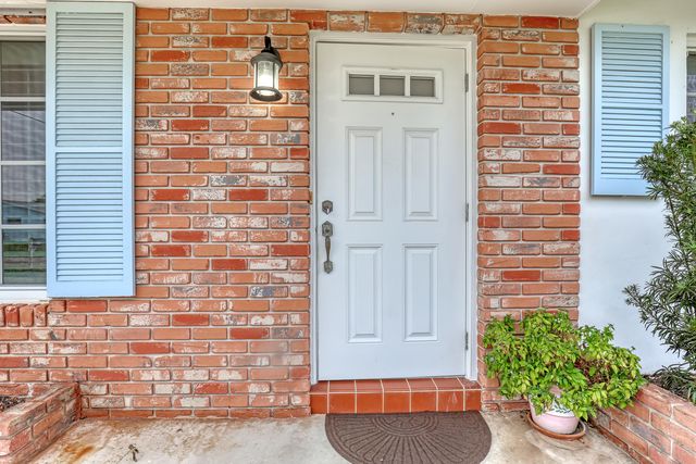 24 Pinetree Circle, Tequesta, FL 33469