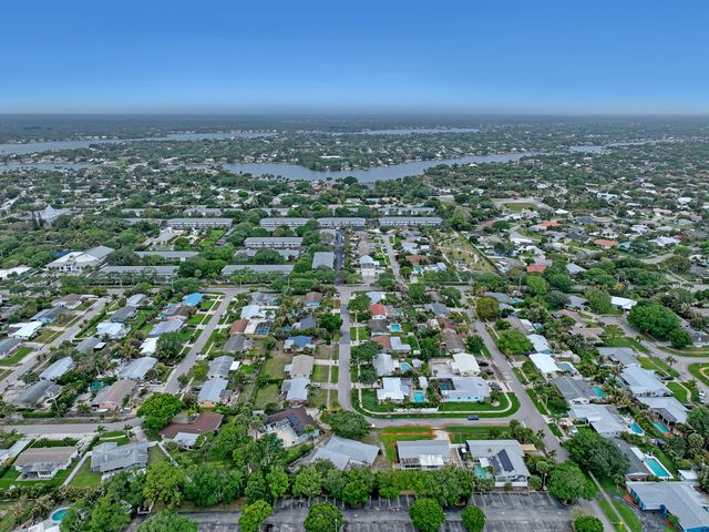 24 Pinetree Circle, Tequesta, FL 33469