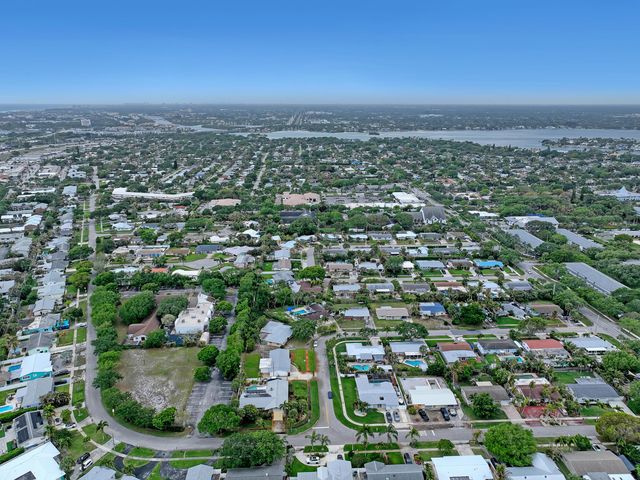 24 Pinetree Circle, Tequesta, FL 33469