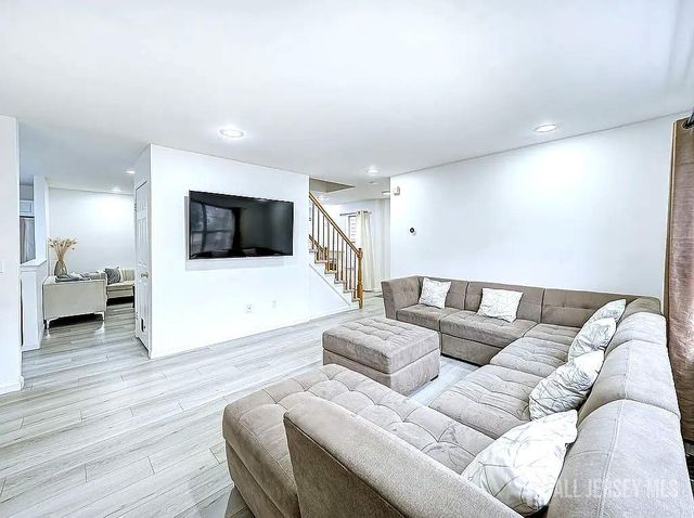 351 Bowler Court, Piscataway, NJ 08854