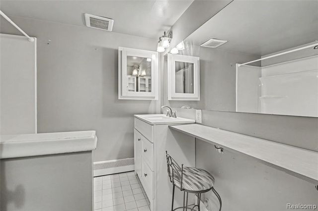 995 N Cass Lake Road 144, Waterford, MI 48328