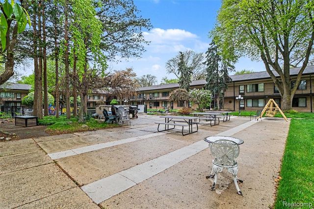 995 N Cass Lake Road 144, Waterford, MI 48328