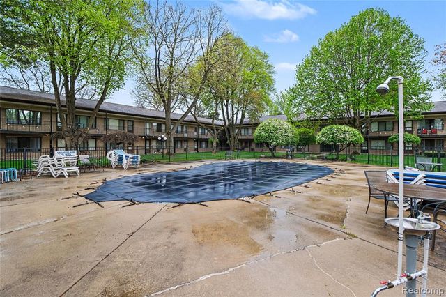 995 N Cass Lake Road 144, Waterford, MI 48328