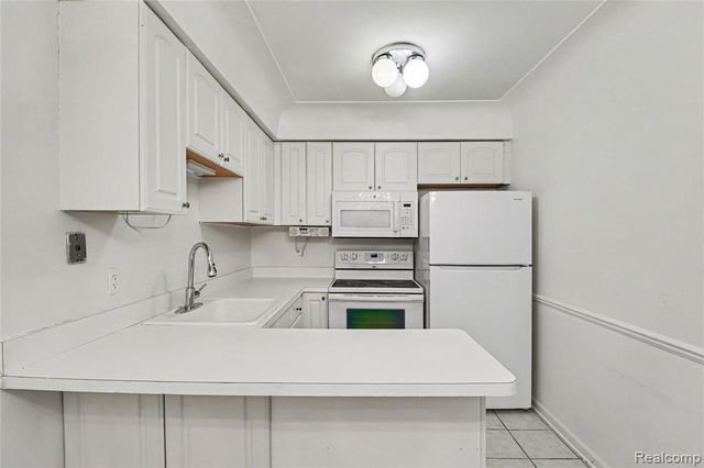995 N Cass Lake Road 144, Waterford, MI 48328