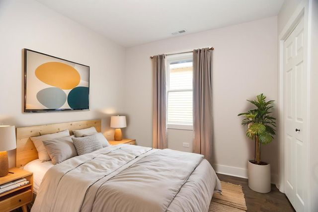 5529 W CORNELIA Avenue, Chicago, IL 60641