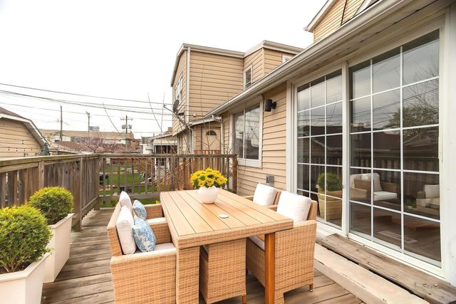 5529 W CORNELIA Avenue, Chicago, IL 60641