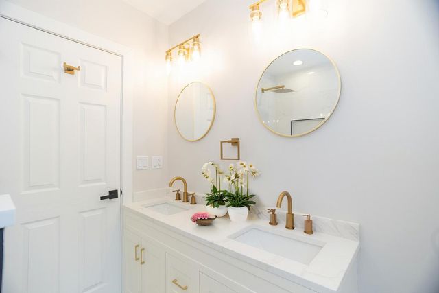 5529 W CORNELIA Avenue, Chicago, IL 60641