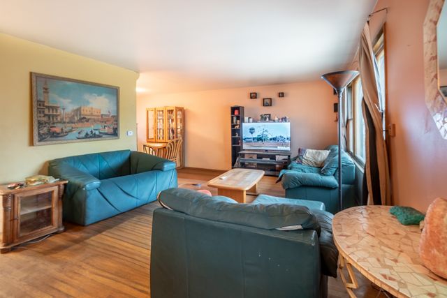 1411 S Robert Drive, Mount Prospect, IL 60056