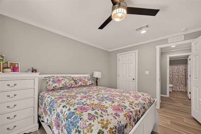 9910 Oak Leaf Street, Baytown, TX 77521