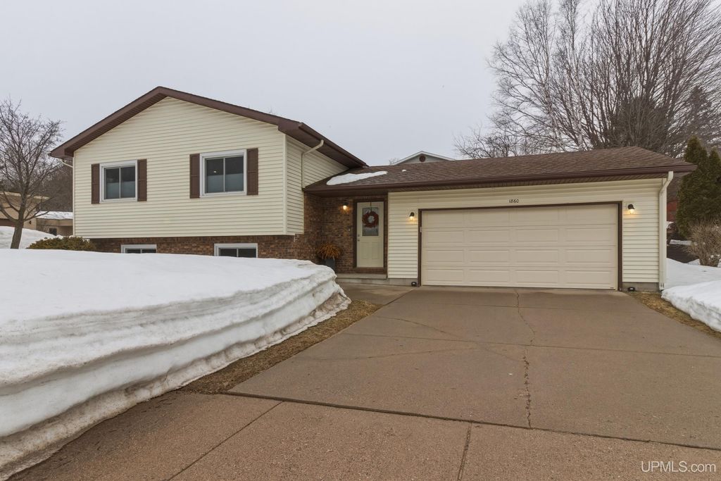 1860 Heikkala Drive, Marquette, MI 49855