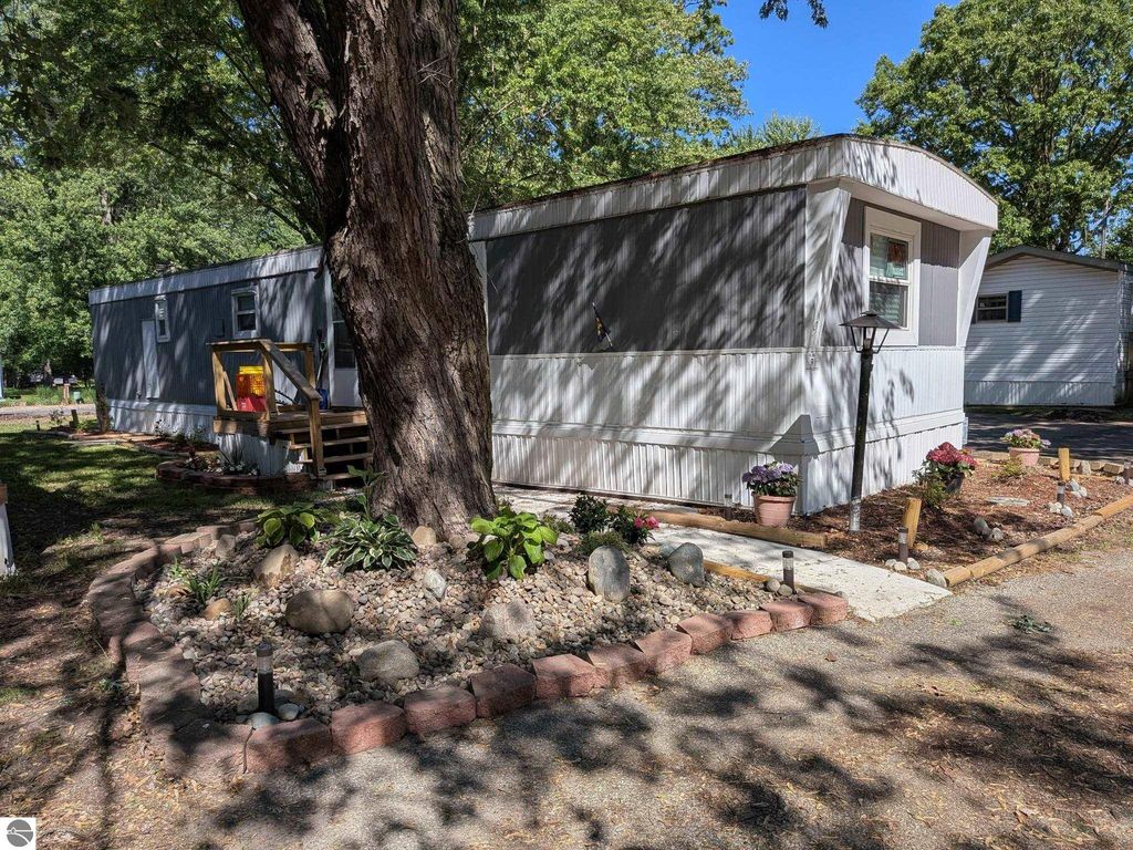 Image 1 of property listing at 315 Linwood Avenue, Alma, MI 48801