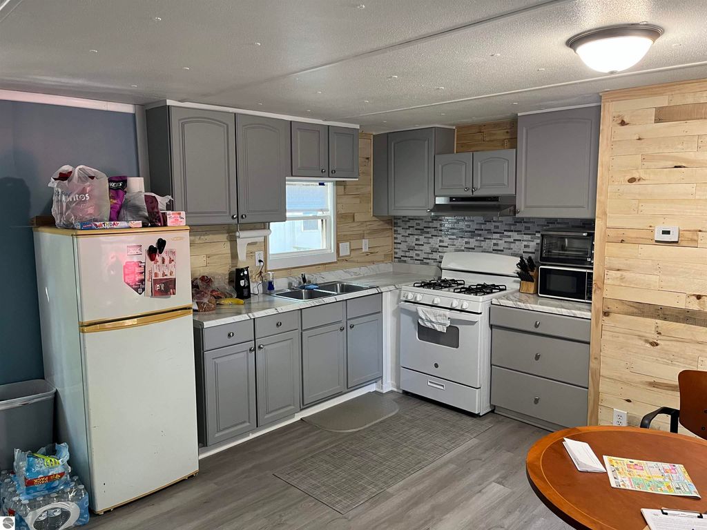 Image 5 of property listing at 315 Linwood Avenue, Alma, MI 48801