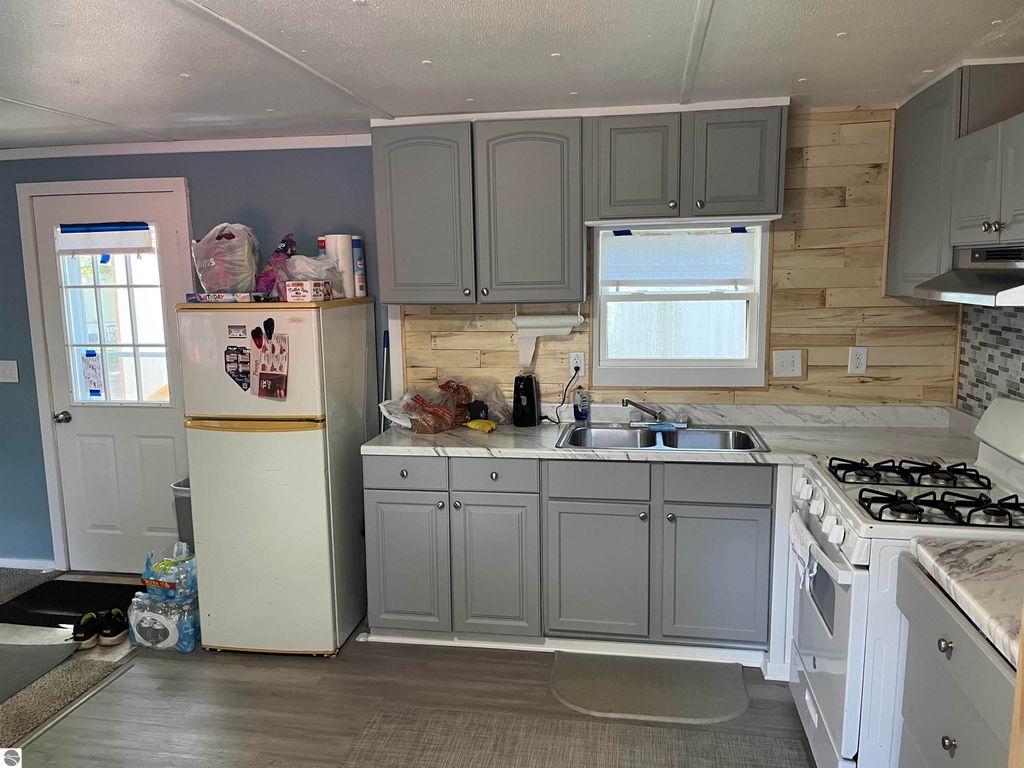 Image 6 of property listing at 315 Linwood Avenue, Alma, MI 48801