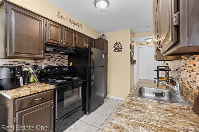 7736 Lake Ridge Drive, Waterford, MI 48327