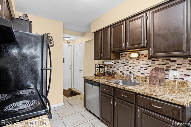 7736 Lake Ridge Drive, Waterford, MI 48327