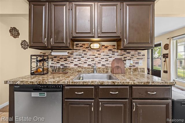 7736 Lake Ridge Drive, Waterford, MI 48327