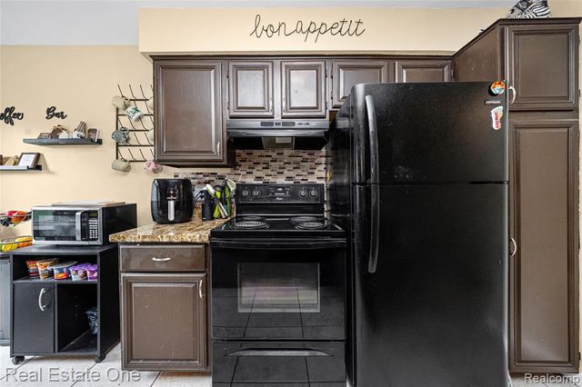 7736 Lake Ridge Drive, Waterford, MI 48327